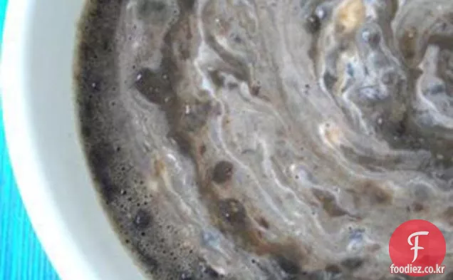 검은 렌즈 콩과 검은 콩 수프