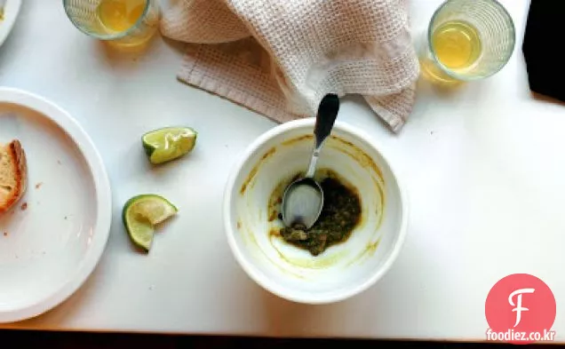코코넛 밀크와 따뜻한 향신료를 곁들인 녹색 렌즈 콩 수프