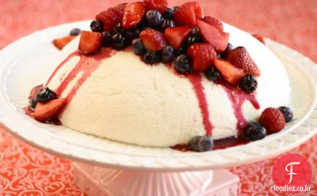 여름 딸기와 신선한 크림 치즈 케이크