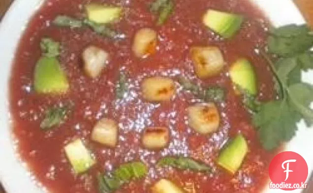 그을린 가리비,아보카도,찢어진 바질을 곁들인 냉장 토마토 수프