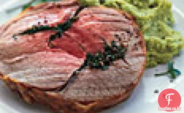 민트,마늘,리마 콩 푸르와 양고기의 구운 다리