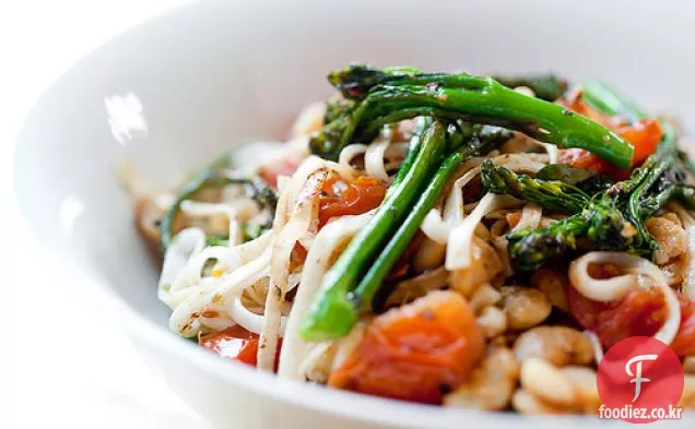 브로콜리 니,체리 토마토,버터 콩 우동