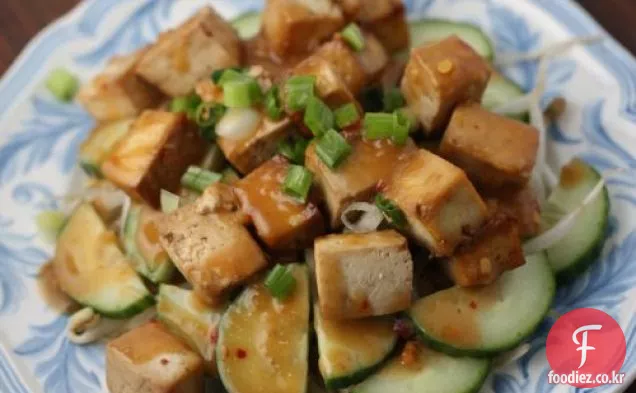 인도네시아 두부,콩나물,오이 샐러드와 매운 완두콩