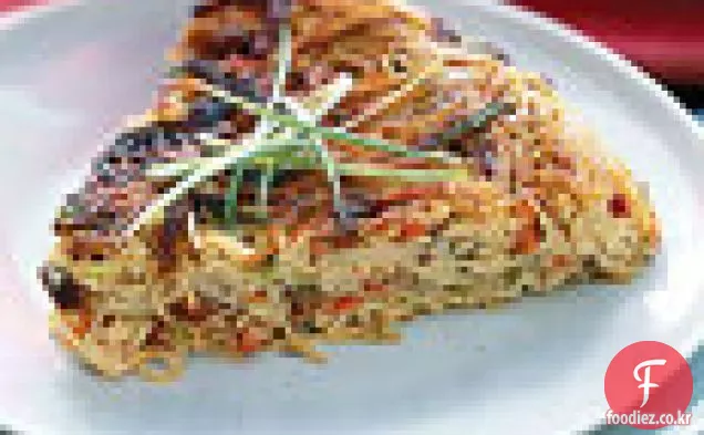 바베 큐 돼지고기와 바삭한 국수 케이크