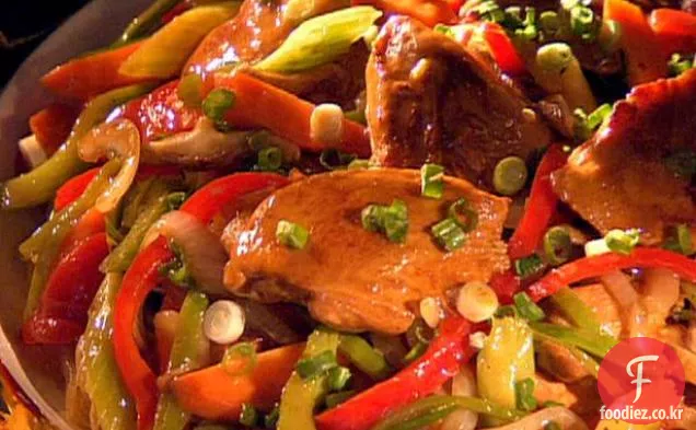 닭고기와 야채를 곁들인 홍콩 스타일 국수