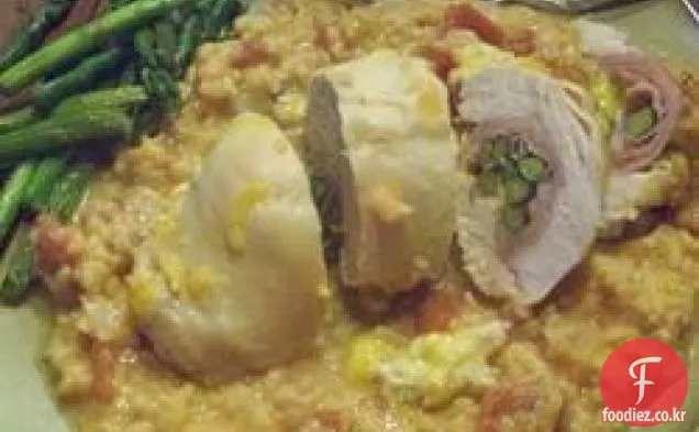아스파라거스와 파마산 쌀을 곁들인 박제 닭 가슴살