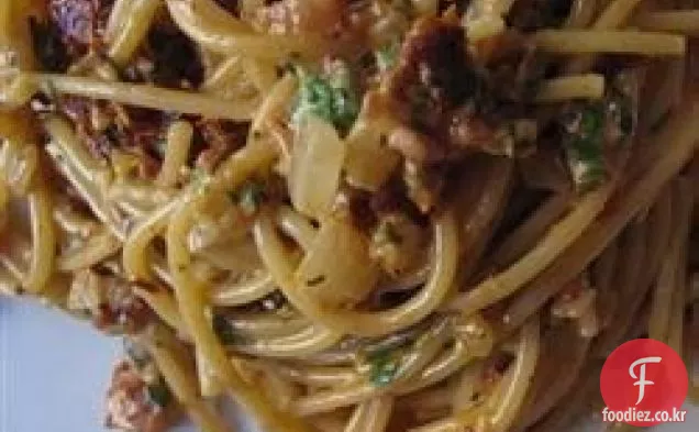 햇볕에 말린 토마토,호두 페스토,페타 치즈 파스타