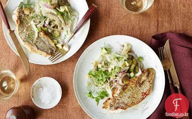 바삭한 피부 아보카도,토마 틸로,회향 양념을 곁들인 흑해 농어