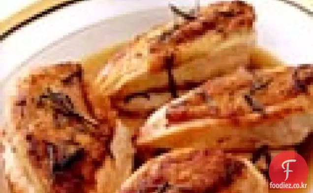 로즈마리와 살구와 구운 마늘 감자를 곁들인 닭 가슴살