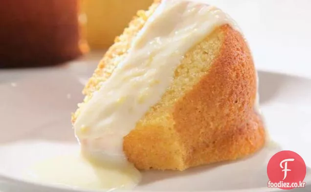 달콤한 요구르트 토핑과 갈색 설탕 옥수수 가루 케이크