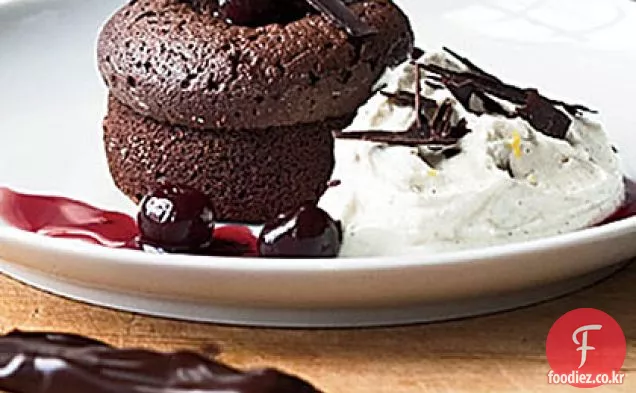 마스카 포네 크림과 함께 따뜻한 초콜릿 케이크