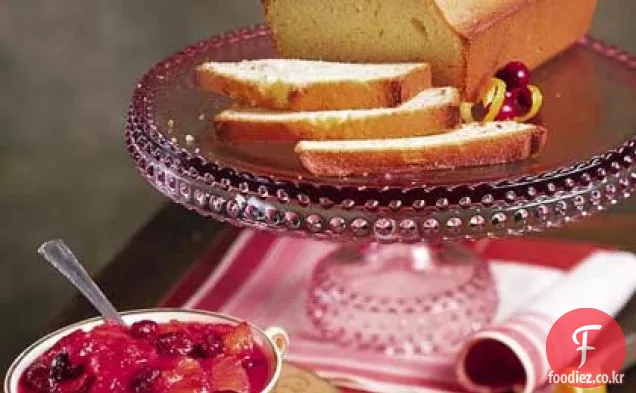 유약 크랜베리 신의 음식과 생강 파운드 케이크