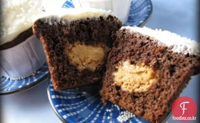 생일 소년 땅콩 버터 숨겨진 초콜릿 컵 케이크