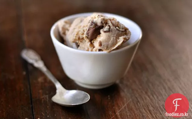상인 조의 초콜릿 덮인 완두콩 땅콩 버터 아이스크림