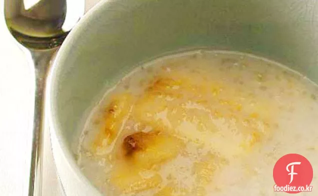 바나나를 곁들인 달콤한 코코넛 타피오카 수프(체 추오이)