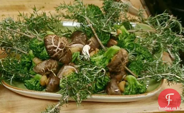 표고 버섯,브로콜리,마늘 정향의 로즈마리 꼬치
