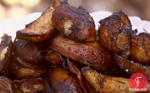 발사믹-구운 양파와 감자 구운 돼지 고기