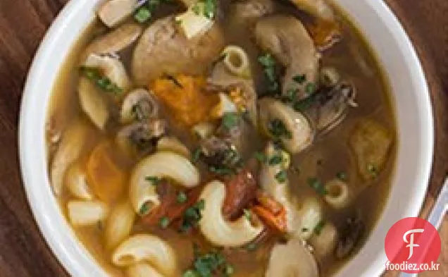 바 릴라 혼합 버섯과 이탈리아 소시지 수프와 글루텐 무료 팔꿈치