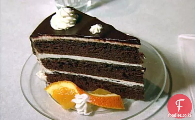 바닐라 버터 크림 프로스팅과 초콜릿 가나슈 글레이즈를 곁들인 초콜릿 퍼지 케이크