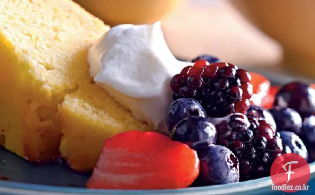 딸기와 크림 레몬 옥수수 가루 파운드 케이크