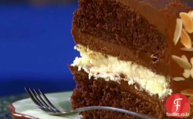치즈 케이크를 채우는 초콜릿 레이어 케이크