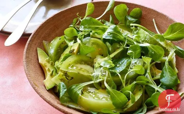 매운 녹색 토마토-아보카도 샐러드
