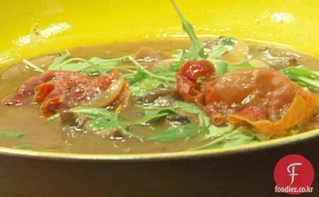 아루 굴라와 바삭한 세라노 햄을 곁들인 야생 버섯 수프