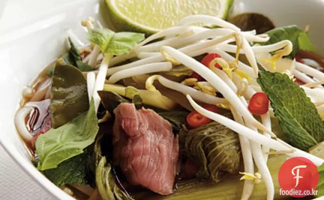 아시아 채소와 베트남 쇠고기 국수 스프