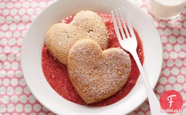 딸기 소스를 곁들인 하트 모양의 통밀 팬케이크