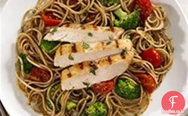 바릴라 체리 토마토,절인 닭 가슴살,페스토를 곁들인 통 곡물 스파게티