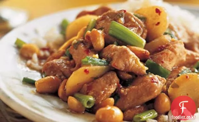 쓰촨 스타일의 땅콩 볶음 치킨