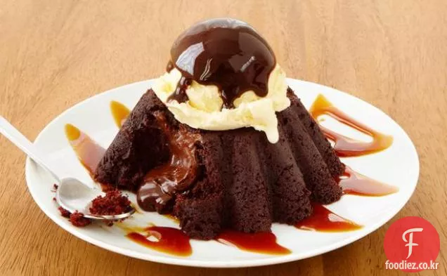 거의 유명한 녹은 초콜릿 케이크