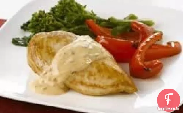 크림 토마토 바질 소스를 곁들인 치킨
