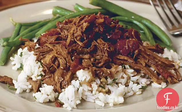 쌀 위에 쉽게 갈가리 찢긴 쇠고기