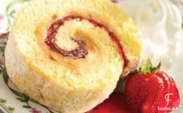 딸기와 땅콩 버터 크림 케이크 롤