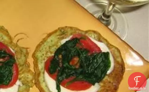 신선한 모짜렐라와 토마토를 곁들인 호박 튀김