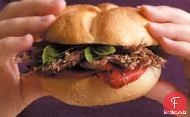 갈가리 찢긴 이탈리아 돼지 고기 샌드위치