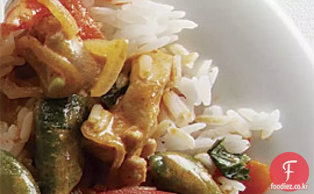 닭고기와 야채를 곁들인 태국 레드 카레