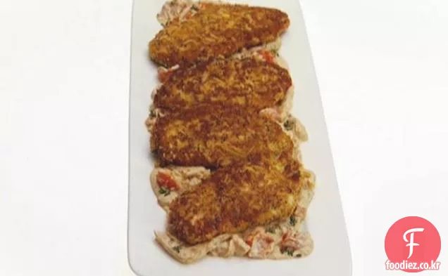 토마토와 회향 소스를 곁들인 치킨 밀라노