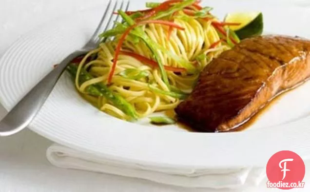 간장&참깨 연어와 따뜻한 국수 샐러드
