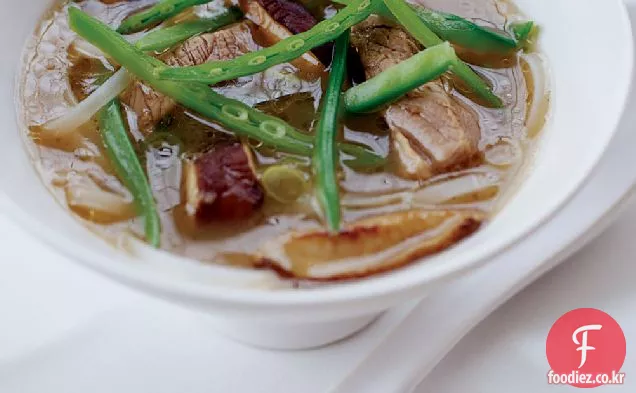 돼지 고기와 함께 뜨겁고 신맛이 나는 국수
