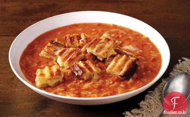 쉬운 토마토 수프와 구운 치즈 크루통