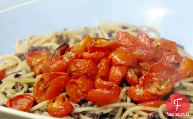 타페나드 소스와 구운 토마토를 곁들인 스파게티
