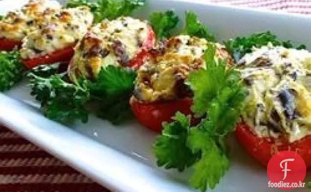 죽은 태아,올리브,피네 넛을 곁들인 천천히 구운 토마토