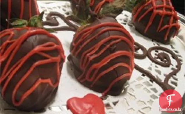 더 건강한 초콜릿으로 덮인 딸기