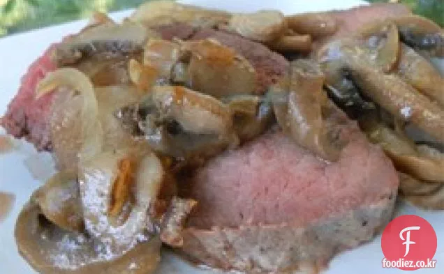버섯을 곁들인 쇠고기 등심 팁 로스트