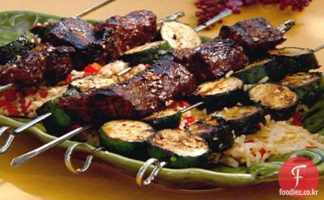 쌀 위에 구운 아시아 쇠고기 케밥