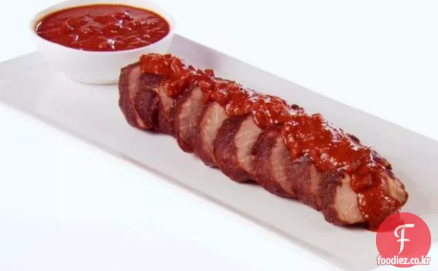 초콜릿 토마토 소스를 곁들인 코코아 문지른 돼지고기 안심