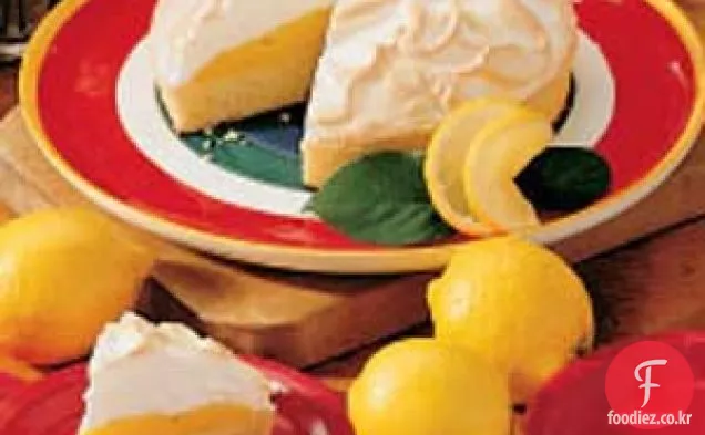 풍부한 레몬 머랭 케이크