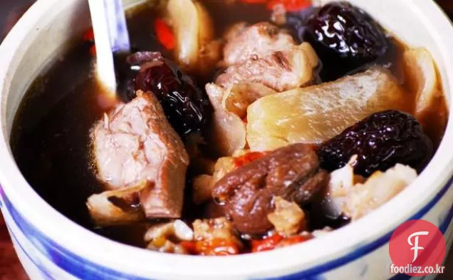 약용 국물에 천천히 찐 돼지 갈비:수옹 논 티엠 투옥 박